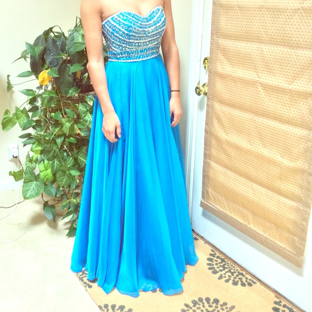 Sequined bodice Prom Gown